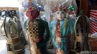 Miniatur ondel-ondel itu pun dibanderol seharga Rp 30.000 hingga Rp 50.000 tergantung ukuran.