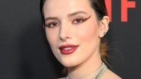 Pulasan makeup dan lipstik merah mendukung penampilannya malam itu. Charley Gallay/Getty Images for Netflix