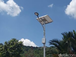 Jonan Tambah Lampu Tenaga Surya di Kabupaten Bogor Jadi 1.000