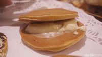 Nyam! Lembut Manis Dorayaki Isi Cream Cheese dan Blueberry 
