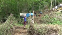 Medan yang berat membuat proses evakuasi bangkai heli berjalan lamban. selain harus dibuatkan jembatan bambu, sawah warga juga digunakan sebagian hingga padinya terpaksa dipanen lebih awal.