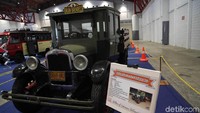 Ada juga truk klasik buatan Chevrolet tahun 1927.