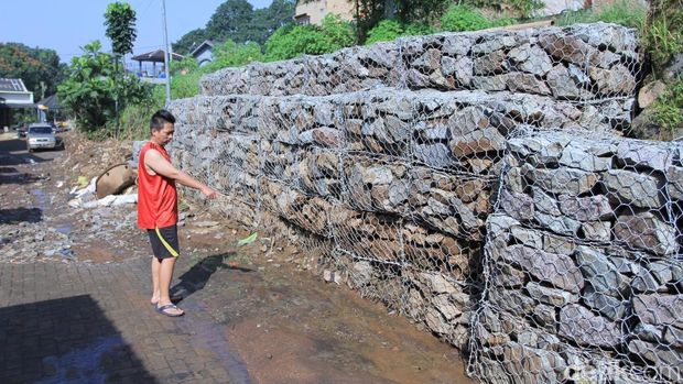 Warga Jatiendah Resah Bronjong Sementara Tanggul yang Jebol Rembes