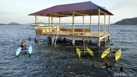 Sore hari paling pas dipilih pengunjung, jika ingin merasakan sensasi bersepeda di atas laut. Pengunjung juga dapat menikmati indahnya sunset berwarna merah yang seolah tenggelam ke dalam lautan (Abdy/detikcom)
