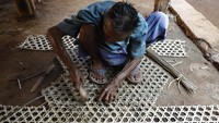 Usia senja tak menyurutkan semangat Liman untuk terus bekerja membuat bubu. Hasil tangannya yang telah selesai itu nantinya akan di jual kepada nelayan disekitar sana.