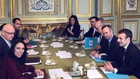 Berkunjung ke berbagai negara jadi kesibukan PM Ardern usai menjabat pada Oktober 2017. Menghadiri rampat penting di Paris, ia terlihat disuguhi segelas air putih. Foto: Instagram jacindaardern