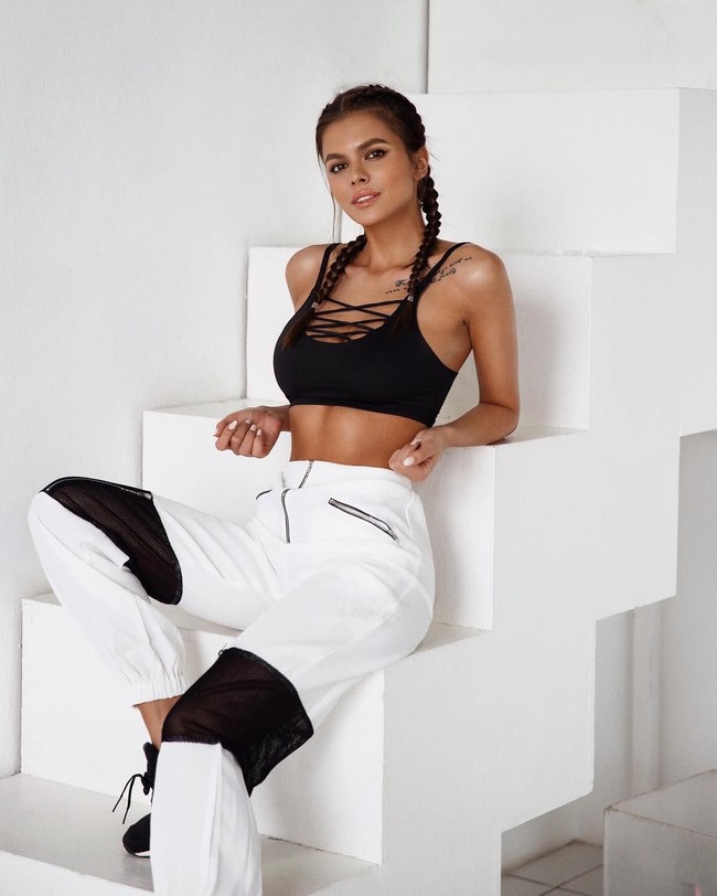 Tubuh seksi Viki tentu bukan didapat dengan cara instant. Wanita cantik ini mengaku tidak pernah melakukan operasi plastik. Aku olahraga 3 - 4 kali seminggu dan makan sehat. Saat travelling, aku juga mencoba disiplin dengan jadwal itu, katanya. Foto: Instagram @viki_odintcova