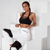 Tubuh seksi Viki tentu bukan didapat dengan cara instant. Wanita cantik ini mengaku tidak pernah melakukan operasi plastik. Aku olahraga 3 - 4 kali seminggu dan makan sehat. Saat travelling, aku juga mencoba disiplin dengan jadwal itu, katanya. Foto: Instagram @viki_odintcova