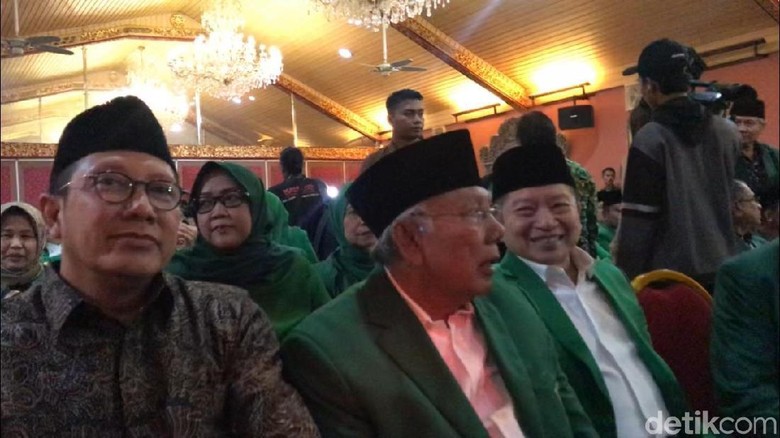 Mukernas PPP Dimulai, Suharso-Lukman Hakim Cipika-cipiki Mukernas PPP Dimulai, Suharso-Lukman Hakim Cipika-cipiki