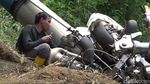 Warga Bantu Evakuasi Bangkai Heli yang Jatuh di Tasik