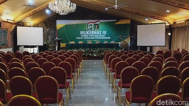 Bangku-bangku yang disediakan untuk Mukernas PPP.