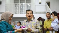 Nah, kali ini Jusuf Kalla memberi kue berhias bunga pada Mufidah. Itu merupakan kue ulang tahun saat Mufidah memasuki usia ke-75 Februari tahun lalu. Foto: Biro Pers Wakil Presiden RI