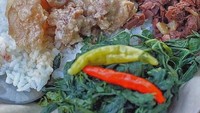 Koyor atau kikil dan dengkul sapi yang kenyal lembut disiram areh, dilengkapi daun singkong rebus. Mari sarapan! Foto: Instagram @gudeg_koyor