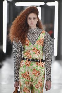 Natalie 'Nathan' West di fashion show Louis Vuitton pada Oktober 2018.