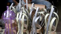 Deretan kerangka ondel-ondel yang telah siap untuk dihias.