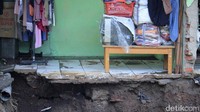 Tampak barang-barang pemilik rumah masih dibiarkan belum dievakuasi.
