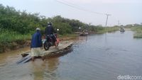 Jalan Penghubung Desa di Jambi Tergenang, Warga Naik Rakit