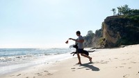 Bermain di pantai Malibu, AS (seanopry55/Instagram)