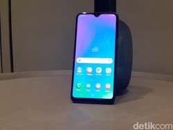 Unboxing Galaxy M10, Smartphone Rp 1 Jutaan dari Samsung