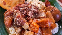 Di Semarang juga banyak penjaja gudeg koyor. Yang ini ditambah sambal goreng kentang plus bakwan. Mau? Foto: Instagram @semarangfoodmatters