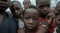 Republik Mozambik, adalah sebuah negara di Afrika Tenggara. Akses ke perawatan kesehatan dan pendidikan hingga pengangguran telah menjadi masalah yang tengah dihadapi negara ini. Lebih dari separuh penduduk negara itu hidup dalam kemiskinan, yang bergantung pada subsidi pertanian. Kepemilikan tanah pribadi di negara ini sangat dilarang, korupsi politik serta pemerasan oleh polisi adalah hal biasa di Mozambik. Politik dan bisnis berjalan beriringan dengan cara yang tidak sehat, sehingga membuat rakyat berada dalam keadaan yang sangat tidak menguntungkan. Josh Estey/Care International via REUTERS.