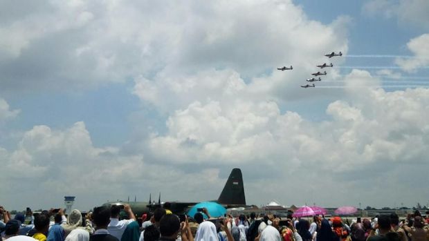 Warga Palembang nampak antusias menyaksikan JAT TNI AU beratraksi.