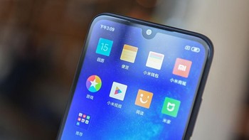 Mengusung notch tetesan air. Di sana terpasang kamera selfie berukuran 8 MP.  Foto: Sina Mobile