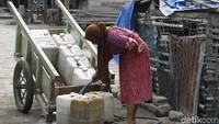Desa Papagaran menjadi daya tarik wisatawan yang berkunjung ke Pulau Papagarang. Para wisatawan yang berkunjung ke pulau itu bisa menyaksikan rutinitas dan budaya lokal penduduk desa Papagaran.