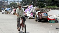 Bangunan liar dan tumpukan karung sampah plastik di bantaran kali Banjir Kanal Barat itu pun mengambil ruas jalur untuk kendaraan.