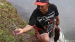 Wow! Warga Panen Cacing Super di Kanal Banjir Timur