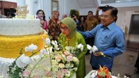 Ternyata tak hanya tumpeng dan bunga, Mufidah juga mendapat tiga tumpuk kue dengan paduan warna putih dan kuning. Ya, saat itu dirinya masih merayakan ulang tahun ke-76. Foto: Satwapres  
