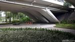 Melihat Progres Pembangunan Taman di Kolong Semanggi