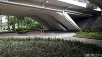 Rumput-rumput hijau pun nampak telah menghiasi taman di bawah kolong Jembatan Semanggi.