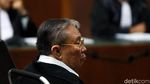 Berkursi Roda, Dirut PT WKE Jalani Sidang Perdana Kasus Suap