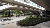 Pembangunan dan penataan taman seni budaya di kolong Jembatan Semanggi, Jakarta, mulai tampak terlihat wujudnya, Rabu (20/3/2019).