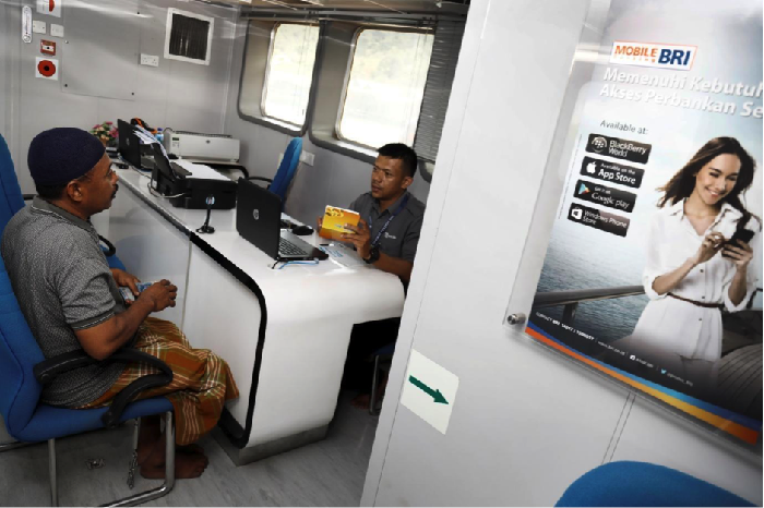 Transaksi di bank terapung Teras BRI Kapal Bahtera Seva II (Foto: Dikhy Sasra/detikcom) Transaksi di bank terapung Teras BRI Kapal Bahtera Seva II (Foto: Dikhy Sasra/detikcom)