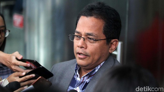 Sekjen DPR Indra Iskandar diperiksa KPK terkait kasus suap Dana Alokasi Khusus (DAK) Kabupaten Kebumen. Ia diperiksa sebagai saksi untuk anggota DPR F-PAN Sukiman.