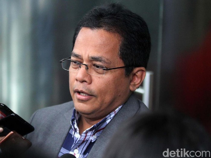 Sekjen DPR Indra Iskandar diperiksa KPK terkait kasus suap Dana Alokasi Khusus (DAK) Kabupaten Kebumen. Ia diperiksa sebagai saksi untuk anggota DPR F-PAN Sukiman.