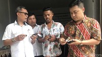 General Manager of Corporate Communication Semen Indonesia, Sigit Wahono (paling kanan) didampingi General Manager Lhoknga Plant PT Solusi Bangun Andalas, Durain Parmanoan (paling kiri) mengunjungi mitra binaan Pembuatan Pomade di Banda Aceh. Dalam operasionalnya, PT Solusi Bangun Andalas berkomitmen untuk menjadi mitra bagi masyarakat sekitar. Rabu (20/03/2019. Istimewa