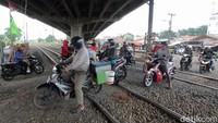 Pintu perlintasan kereta api tanpa palang pintu itu hanya oleh dijaga warga sekitar secara bergantian.