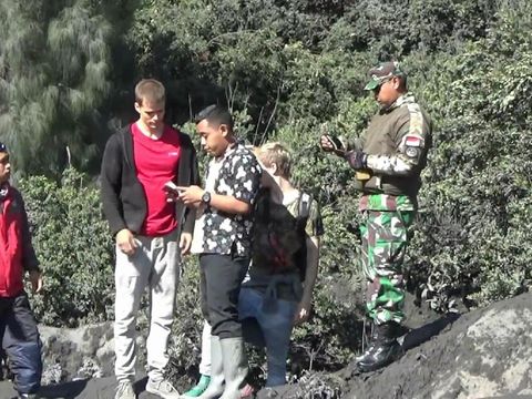 Dua wisatawan Jerman di Bromo