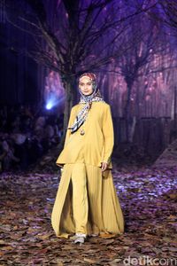 Terinspirasi Chanel Ivan Gunawan Gelar Fashion Show Di Hutan