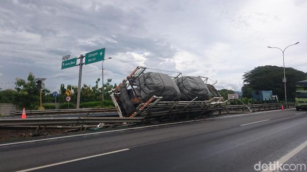  Truk pengangkut mobil baru terguling di KM 76, Serang, ruas Tol Tangerang-Merak.