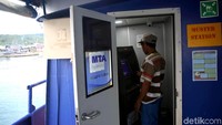 Kapal Bahtera Seva III juga dilengkapi dengan ATM sehingga bagi warga yang ingin mengambil uang tunai tak perlu mengantre melalui teller.