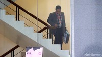 Sekjen DPR Indra Iskandar saat naik ke ruang pemeriksaan.