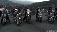 Kamis (21/03/19) , para pecinta motor kuno asal Inggris itu melakukan touring, ke gunung tercantik yang ada di Jawa Timur itu.