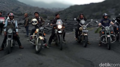 Aksi Pecinta Royal Enfield Taklukan Erupsi Bromo