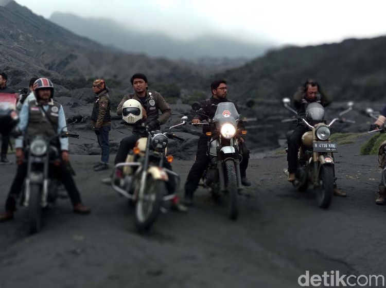 Aksi Pecinta Royal Enfield Taklukan Erupsi Bromo