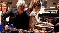 Selain itu pianis keturunan Amerika-Rusia itu juga kerap berkolaborasi dengan musisi top dunia. Dok. Instagram/lolaastanova
