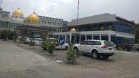 Gedung perkantoran di Kompleks Kemenag berbentuk leter L. Di depannya, di bangun sebuah musalla berkubah emas. Halaman parkir di depan gedung tergolong sangat luas.